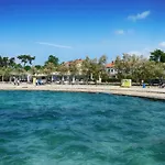 Beautiful Apartments First Row To The Sea